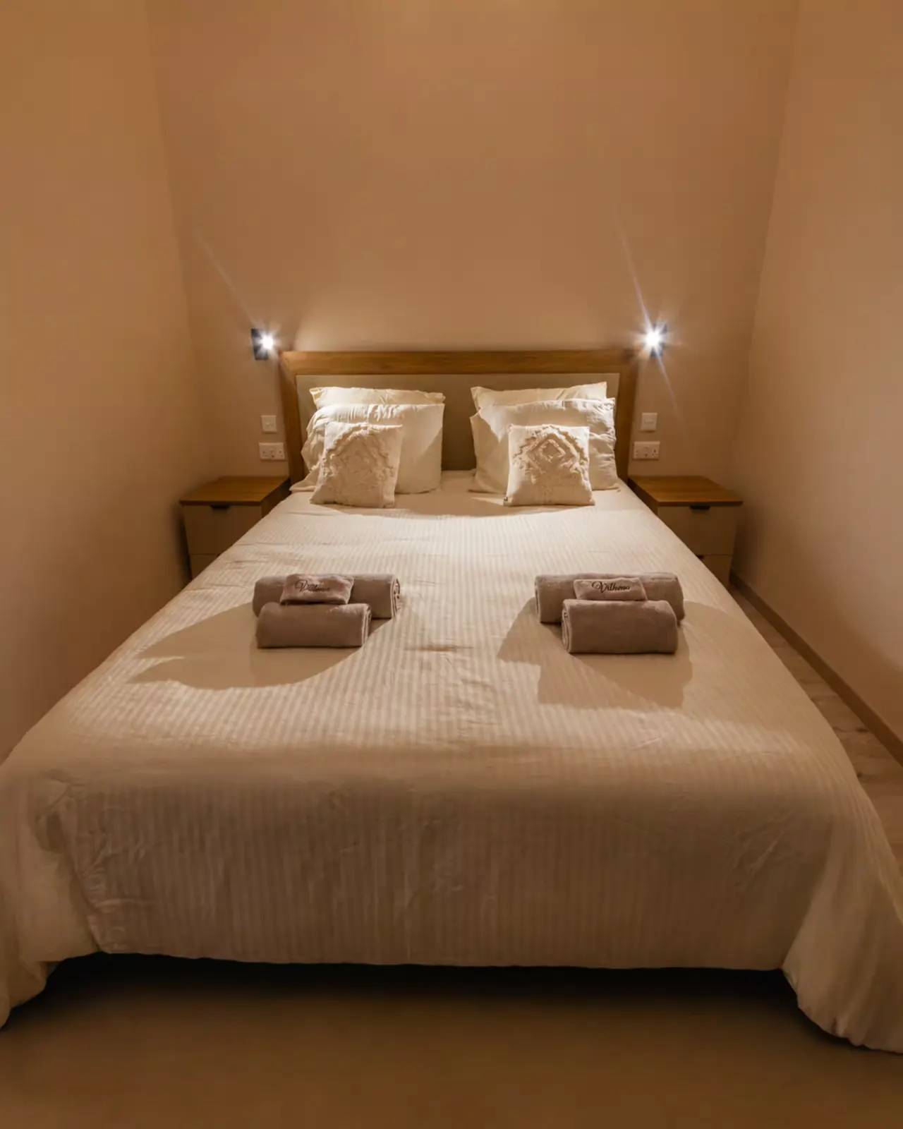 Queen bed with bedside lamps