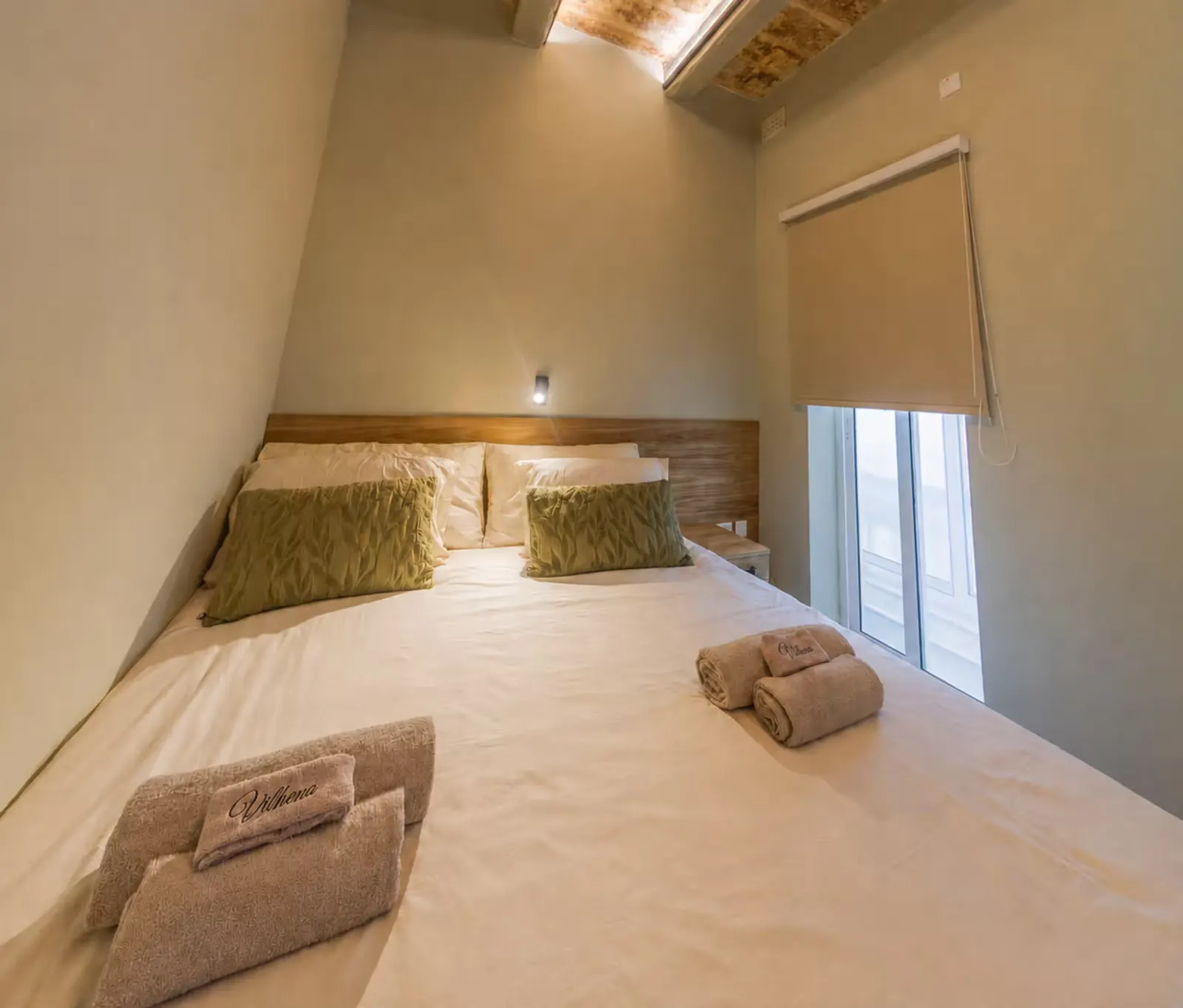 Queen bed with fresh towels
