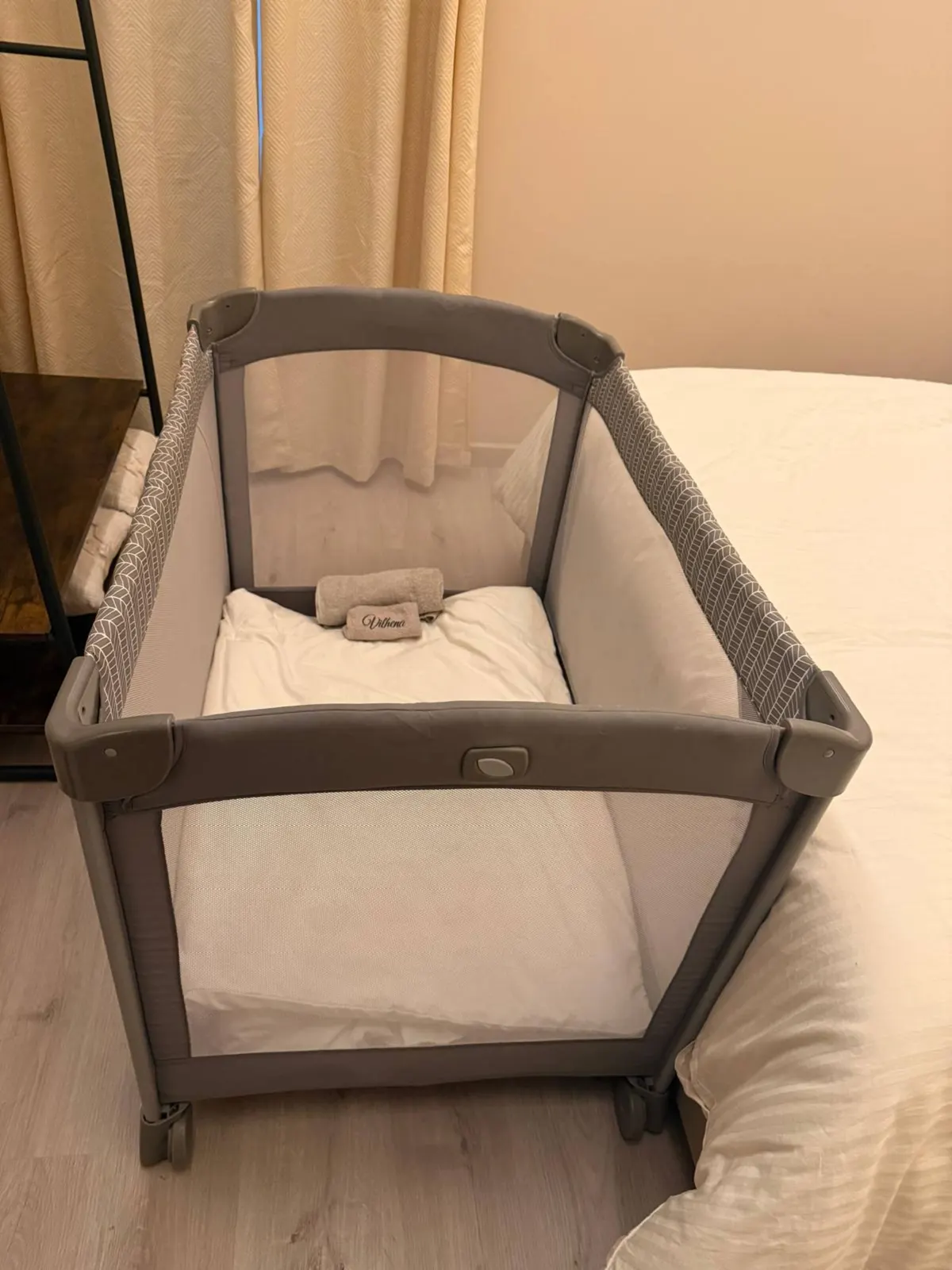 Travel cot with fresh linen